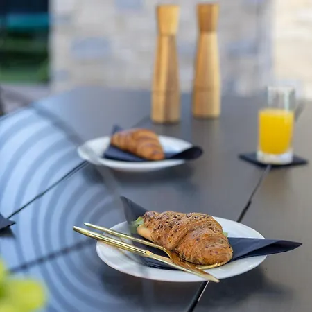 Luxury Favela With Heated Pool Traù