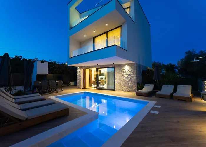 Luxury Villa Favela - Modern Design - Heated Pool - Stunning Sea View فيلة